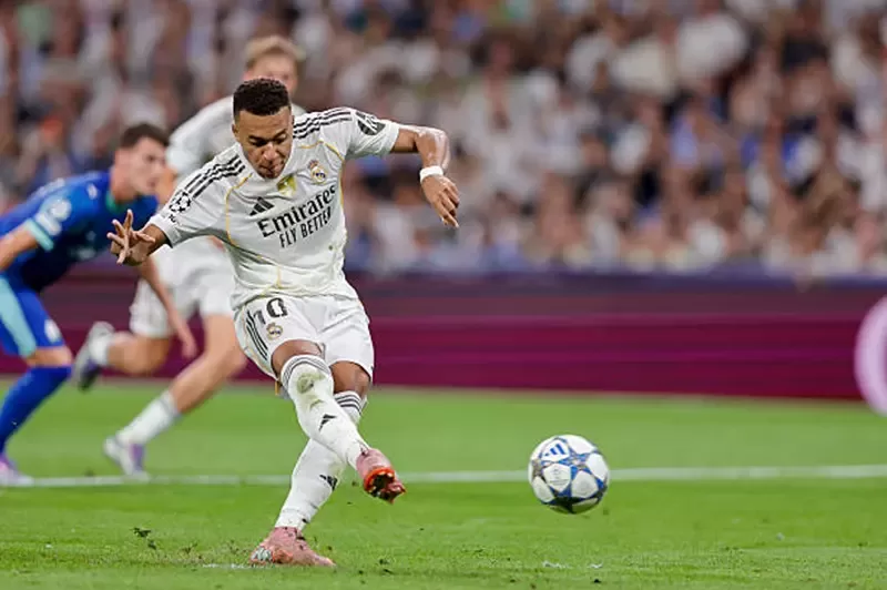 رغم الإصابة.. مبابي ينضم لمعسكر منتخب فرنسا