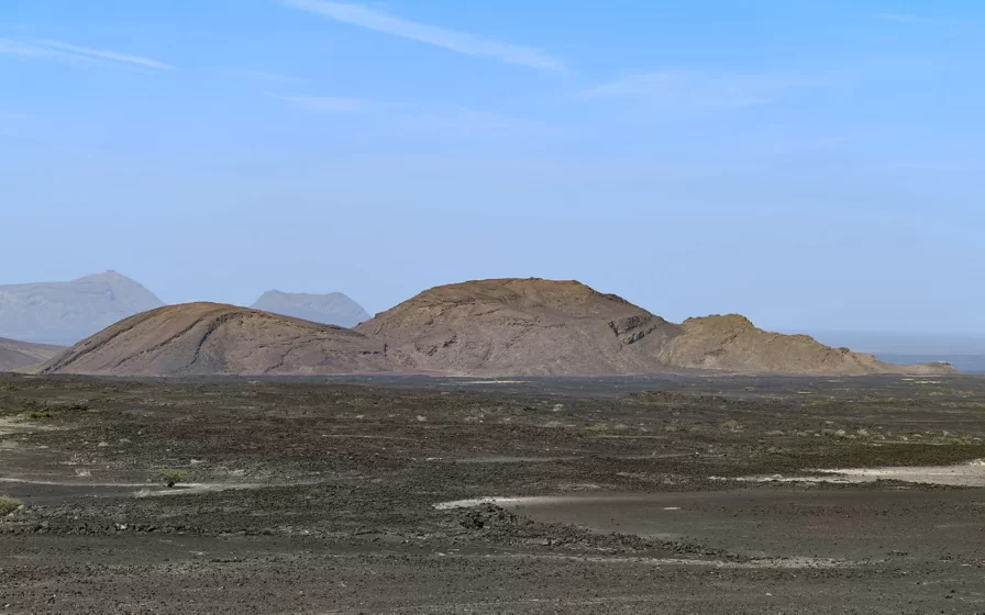 ما هي أعمق الفوهات البركانية في السعودية؟