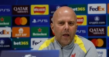 ليفربول يخطط لتجديد عقد سلوت رغم تراجع النتائج