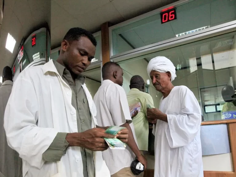 بنك السودان المركزي يحدد الجمعة موعداً نهائياً لاستبدال فئات العملة القديمة في الخرطوم والجزيرة