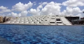 كيف تدمج مكتبة الإسكندرية بين التاريخ العريق والتكنولوجيا الحديثة؟